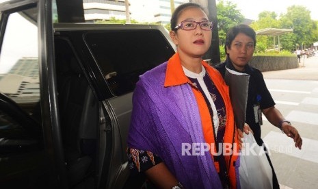 Tersangka dugaan kasus suap yang juga Anggota Komisi V DPR Damayanti Wisnu Putranti keluar dari mobil tahanan untuk menjalani pemeriksaan di Gedung KPK, Jakarta, Selasa (16/2).