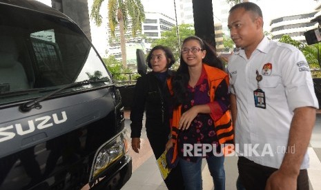 Tersangka dugaan kasus suap yang juga Anggota Komisi V DPR Damayanti Wisnu Putranti keluar dari mobil tahanan untuk menjalani pemeriksaan di Gedung KPK, Jakarta, Senin (7/3).