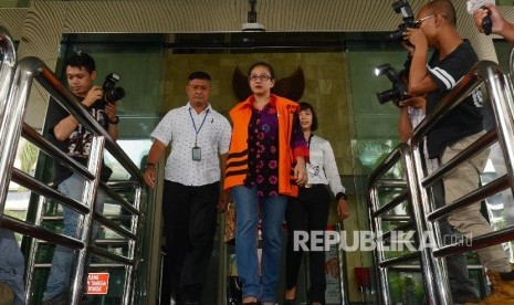 Tersangka dugaan kasus suap yang juga Anggota Komisi V DPR Damayanti Wisnu Putranti keluar dari gedung usai menjalani pemeriksaan lanjutan di Gedung KPK, Jakarta, Senin (21/3).