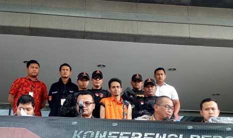 Tersangka dugaan pencabulan Husein Alatas (kemeja oranye) dengan modus praktik pengobatan alternatif saat konferensi pers di Mapolda Metro Jaya, Jumat (20/12).