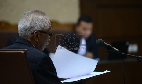 Tersangka dugaan suap kepada Hakim dan Panitera PTUN Medan, OC Kaligis menjalani Sidang dengan agenda pembacaan vonis di Pengadilan Tipikor, Jakarta, Kamis (17/12). 