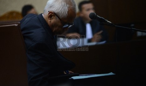 Tersangka dugaan suap kepada Hakim dan Panitera PTUN Medan, OC Kaligis menjalani Sidang dengan agenda pembacaan vonis di Pengadilan Tipikor, Jakarta, Kamis (17/12). 