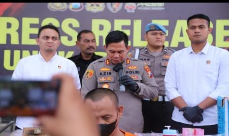 Tersangka dukun palsu berinisial MY dihadirkan Polres Gresik saat jumpa pers.