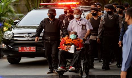 Tersangka Gubernur Papua nonaktif Lukas Enembe mengenakan rompi tahanan tiba di Gedung Merah Putih KPK, Jakarta.