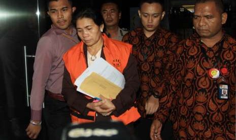 Ad-hoc judge of corruption (Tipikor) Merry Purba is arrested by Corruption Eradication Commission (KPK) after being named a suspect in the case of alleged acceptance of bribery related to the case in the Medan District Court, on Wednesday (August 29).