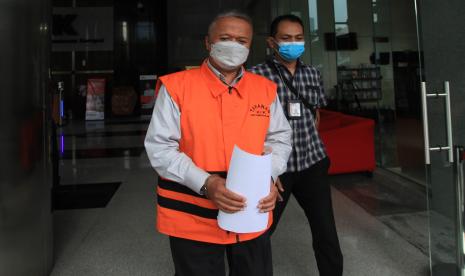 Tersangka Hakim Mahkamah Agung nonaktif Sudrajad Dimyati (kiri) berjalan menuju mobil tahanan usai menjalani pemeriksaan perdana di Gedung Merah Putih KPK, Jakarta, Rabu (12/10/2022). Sudrajad Dimyati diperiksa sebagai tersangka dalam kasus dugaan menerima suap dari pihak yang berperkara di Mahkamah Agung.