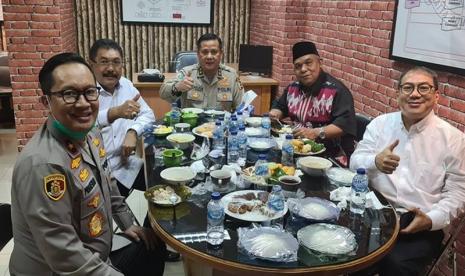 Tersangka Irjen Napoleon Bonaparte, Brigjen Prasetijo Utomo, dan pengacara Petrus Bala Pattyona makan siang di kantor Kejari Jaksel.