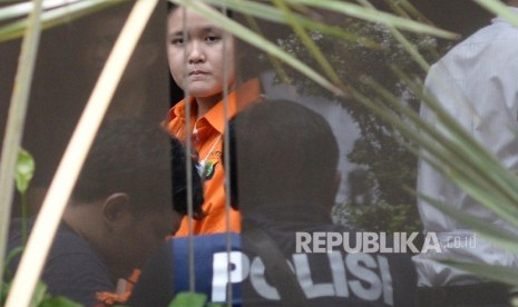 Tersangka Jessica Kumala Wongso bersama polisi Polda Metro melakukan rekonstruksi kasus pembunuhan Wayan Mirna Salihin di Kafe Olivier, Jakarta, Ahad (7/2).   (Republika/Yasin Habibi)