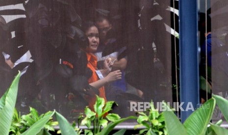 Tersangka Jessica Kumala Wongso bersama polisi Polda Metro melakukan rekonstruksi kasus pembunuhan Wayan Mirna Salihin di Kafe Olivier, Jakarta, Ahad (7/2).  (Republika/Yasin Habibi)