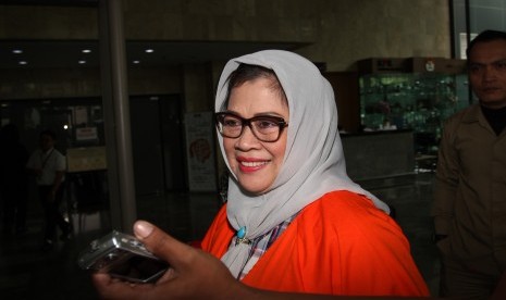 Tersangka kasus dugaan gratifikasi terkait usulan penganggaran proyek pembangunan infrastruktur energi baru dan terbarukan untuk tahun anggaran 2016 Kabupaten Deiyai, Papua, Dewie Yasin Limpo (tengah) keluar dari mobil tahanan untuk menjalani pemeriksaan d