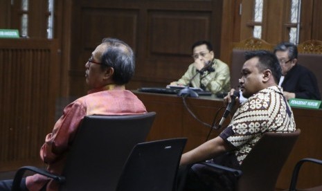 Tersangka kasus dugaan korupsi pengadaan e-KTP Irvanto Hendra Pambudi (kanan) bersama Made Oka Masagung (kiri) memberikan keterangan sebagai saksi dengan Terdakwa kasus korupsi KTP Elektronik Setya Novanto (tengah), di Pengadilan Tipikor, Jakarta, Rabu (14/3). 