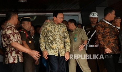  Tersangka kasus dugaan penistaan agama Basuki Tjahaja Purnama alias Ahok bersiap memberikan keterangan usai pelimpahan berkas perkara di Kejaksaan Agung, Jakarta, Kamis (1/12).