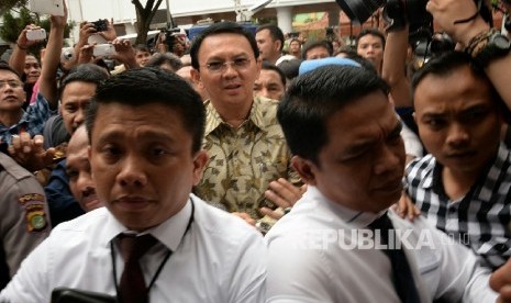 Tersangka kasus dugaan penistaan agama Basuki Tjahaja Purnama alias Ahok saat tiba di Kejaksaan Agung, Jakarta, Kamis (1/12)