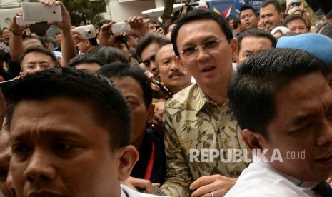 Tersangka kasus dugaan penistaan agama Basuki Tjahaja Purnama alias Ahok saat tiba di Kejaksaan Agung, Jakarta, Kamis (1/12)