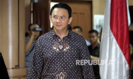 Tersangka kasus dugaan penistaan agama Basuki Tjahaja Purnama memasuki ruangan untuk menjalani sidang lanjutan yang beragendakan Putusan Sela di Pengadilan Negeri Jakarta Utara, Selasa (27/11).