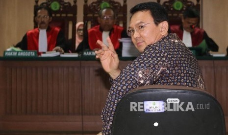 Tersangka kasus dugaan penistaan agama Basuki Tjahaja Purnama memasuki menjalani sidang lanjutan yang beragendakan Putusan Sela di Pengadilan Negeri Jakarta Utara, Selasa (27/11).