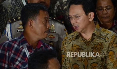 Terdakwa kasus dugaan penistaan agama yang juga Calon Gubernur DKI Jakarta nomor urut 2 Basuki Tjahaja Purnama (kedua kanan) berbincang bersama ketua tim pemenangan kampanye Prasetyo Edi Marsudi (kiri)