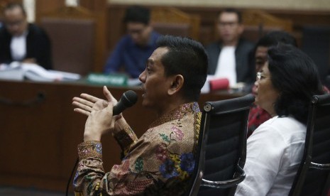  Tersangka kasus dugaan suap anggota DPRD DKI Jakarta  M Sanusi (tengah) memberikan kesaksian pada sidang lanjutan kasus yang sama dengan terdakwa Ariesman Widjaja dan Trinanda Prihantoro di Pengadilan Tipikor, Jakarta, Senin (18/7). 