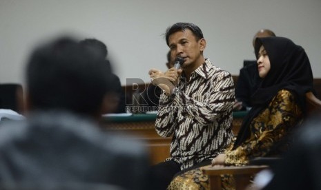  Tersangka kasus dugaan suap bantuan perkara bansos Kejati Sumatera Utara atau Kejaksaan Agung, Gatot Pujo Nugroho (kiri) bersama istri, Evi Susanti (kanan) memberikan kesaksian dalam sidang dengan agenda mendengarkan keterangan saksi di Gedung Tindak Pida