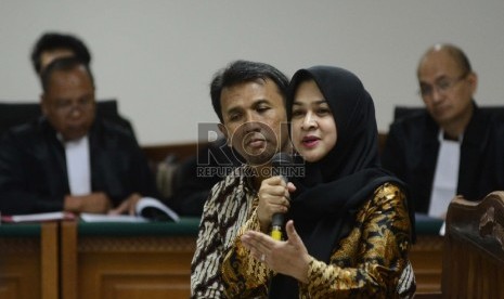 Tersangka kasus dugaan suap bantuan perkara bansos Kejati Sumatera Utara atau Kejaksaan Agung, Gatot Pujo Nugroho (kiri) bersama istri, Evi Susanti (kanan) memberikan kesaksian dalam sidang dengan agenda mendengarkan keterangan saksi di Gedung Tindak Pidan