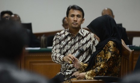 Tersangka kasus dugaan suap bantuan perkara bansos Kejati Sumatera Utara atau Kejaksaan Agung, Gatot Pujo Nugroho (kiri) bersama istri, Evi Susanti (kanan) memberikan kesaksian dalam sidang dengan agenda mendengarkan keterangan saksi di Gedung Tindak Pidan