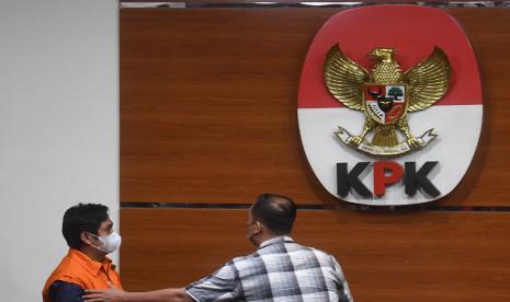 Tersangka kasus dugaan suap izin usaha pertambangan di Tanah Bumbu Mardani H Maming (kiri) mengenakan rompi tahanan usai menjalani pemeriksaan di gedung KPK, Jakarta, Kamis (28/7/2022). KPK resmi menahan mantan Bupati Tanah Bumbu tersebut setelah sebelumnya sempat menjadi DPO KPK. 