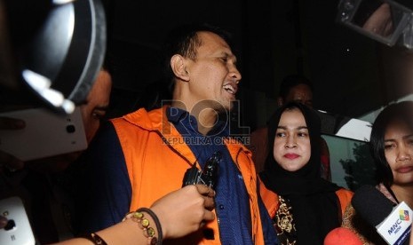 Tersangka kasus dugaan suap kepada hakim dan panitera Pengadilan Tata Usaha Negara Gubernur nonaktif Sumatera Utara Gatot Pujo Nugroho dan istrinya, Evy Susanti berbicara kepada media usai menjalani pemeriksaan di gedung KPK, Jakarta, Jumat (27/11).