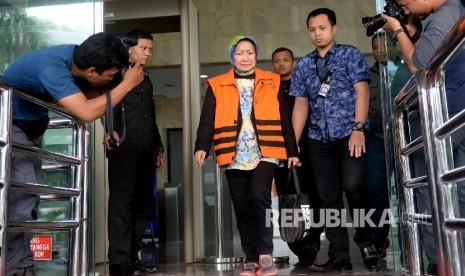 Tersangka kasus dugaan suap pembangunan Pasar Atas Baru Cimahi tahap II Atty Suharti Tochija berjalan keluar gedung KPK seusai menjalani pemeriksaan di Jakarta, Rabu (28/12). 