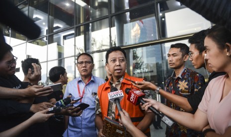 Tersangka kasus dugaan suap seleksi pengisian jabatan di Kementerian Agama Romahurmuziy (tengah) menjawab pertanyaan wartawan usai menjalani pemeriksaan di gedung KPK, Jakarta, Jumat (14/6/2019).