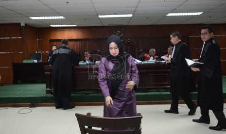 Tersangka kasus dugaan tindak pidana korupsi suap Majelis Hakim dan Panitera PTUN, Evy Susanti berjalan meninggalkan ruangan setelah memberikan keterangan kepada majelis hakim saat sidang Terdakwa kasus dugaan tindak pidana korupsi suap Majelis Hakim dan P