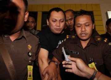 Tersangka kasus gratifikasi, Gayus Halomoan Tambunan, berada di mobil tahanan usai pelimpahan berkas di Kejaksaan Negeri Jakarta Pusat, Rabu (11/5).