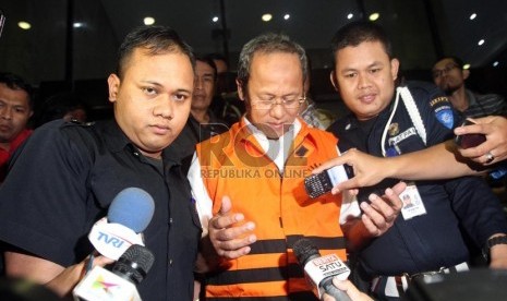  Tersangka kasus Hambalang Deddy Kusdinar ditahan seusai menjalani pemeriksaan di Gedung  Komisi Pemberantasan Korupsi, Jakarta, Kamis (13/6).   (Republika/Adhi Wicaksono)