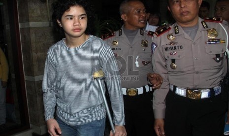  Tersangka kasus kecelakaan AQJ dikawal penyidik polisi saat mendatangi kantor Sub Direktorat Penegakan Hukum Direktorat Lalu Lintas Polda Metro Jaya, Pancoran, Jakarta Selatan, Rabu (15/1).  (Republika/Yasin Habibi)