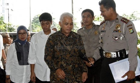   Tersangka kasus kecelakaan di Tol Jagorawi, Rasyid Rajasa (Tengah) didampingi orangtuanya Hatta Rajasa dan Okke Rajasa, tiba di Ditlantas Polda Metro Jaya untuk menjalani pemeriksaan, Jakarta, Senin (7/1). (Republika/Adhi Wicaksono)