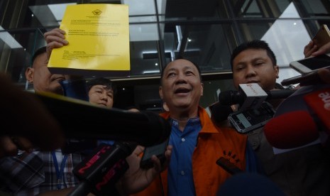 Tersangka kasus korupsi BLBI Syafruddin Arsjad Temenggung menunjukkan buku hasil pemeriksaan BPK seusai menjalani pemeriksaan, di gedung KPK, Jakarta, Kamis (21/12). 