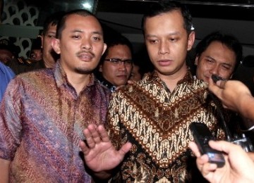  Tersangka kasus korupsi dan pencucian uang, Dhana Widyatmika (kanan) usai menjalani Pemeriksaan oleh Penyidik Kejaksaan Agung, Jakarta.