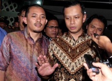 Tersangka kasus korupsi dan pencucian uang, Dhana Widyatmika alias DW (kanan) usai menjalani Pemeriksaan oleh Penyidik Kejaksaan Agung, Jakarta.