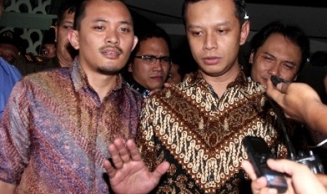 Tersangka kasus korupsi dan pencucian uang, Dhana Widyatmika (DW) (kanan) usai menjalani Pemeriksaan oleh Penyidik Kejaksaan Agung, Jakarta.