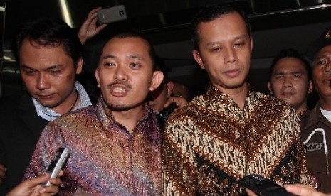 Tersangka kasus korupsi dan pencucian uang, Dhana Widyatmika (kanan).