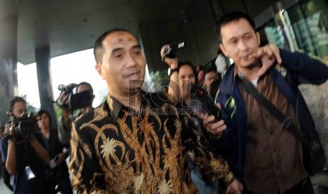 Tersangka kasus korupsi di Kemenakertrans, Jamaluddin Malik (kanan) keluar dari Gedung KPK usai menjalani pemeriksaan di Jakarta, Rabu (20/5).