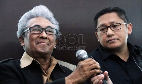   Tersangka kasus korupsi Hambalang Anas Urbaningrum (kanan) bersama pengacara Adnan Buyung Nasution saat pembentukan tim pembela Anas Urbaningrum di Jakarta, Rabu (17/4).    (Republika/Yasin Habibi)