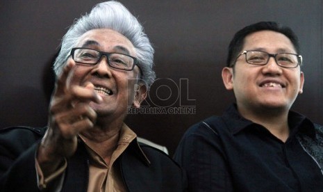   Tersangka kasus korupsi Hambalang Anas Urbaningrum (kanan) bersama pengacara Adnan Buyung Nasution saat pembentukan tim pembela Anas Urbaningrum di Jakarta, Rabu (17/4).    (Republika/Yasin Habibi)