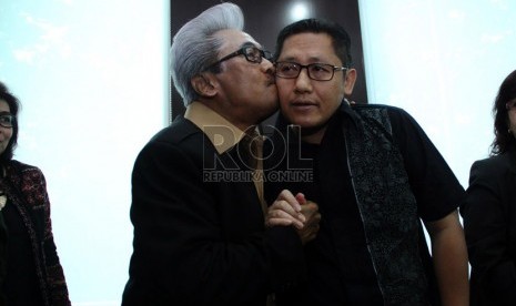  Tersangka kasus korupsi Hambalang Anas Urbaningrum (kanan) berjabat tangan dengan pengacara Adnan Buyung Nasution saat pembentukan tim pembela Anas Urbaningrum di Jakarta, Rabu (17/4).   (Republika/Yasin Habibi)