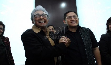  Tersangka kasus korupsi Hambalang Anas Urbaningrum (kanan) berjabat tangan pengacara Adnan Buyung Nasution saat pembentukan tim pembela Anas Urbaningrum di Jakarta, Rabu (17/4).    (Republika/Yasin Habibi)