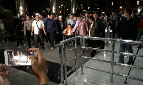 Tersangka kasus korupsi KTP-el Setya Novanto tiba di Gedung Komisi Pemberantasan Korupsi (KPK), Kuningan, Jakarta Selatan, Ahad (19/11). Setya menggunakan kursi roda dan rompi berwarna oranye saat menuju ke dalam gedung KPK.