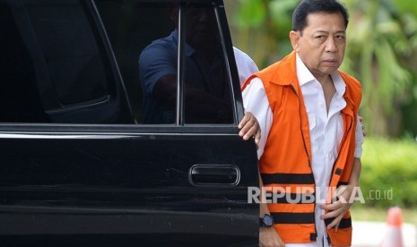 Tersangka kasus korupsi KTP elektronik Setya Novanto keluar dari mobil tahanan untuk menjalani pemeriksaan di Gedung KPK, Jakarta, Selasa (12/12). 