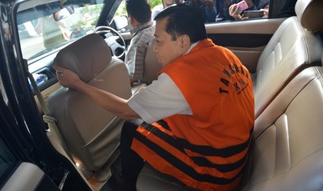 Tersangka kasus korupsi KTP elektronik Setya Novanto menaiki mobil tahanan seusai menjalani pemeriksaan di Gedung KPK, Jakarta, Selasa (19/12). 