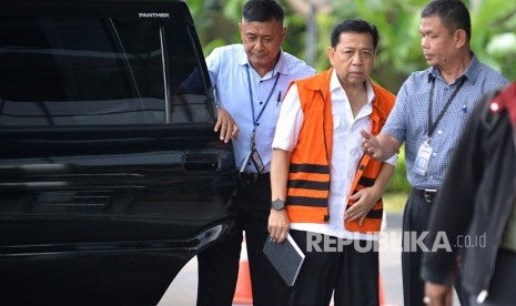 Tersangka kasus korupsi KTP elektronik Setya Novanto (tengah)