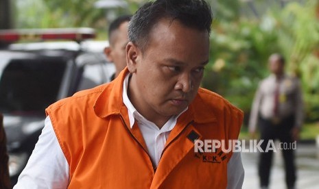 Tersangka kasus korupsi KTP Elektronik yang juga keponakan Setya Novanto, Irvanto Hendra Pambudi tiba di Gedung KPK untuk menjalani pemeriksaan di Jakarta, Senin (25/6). 