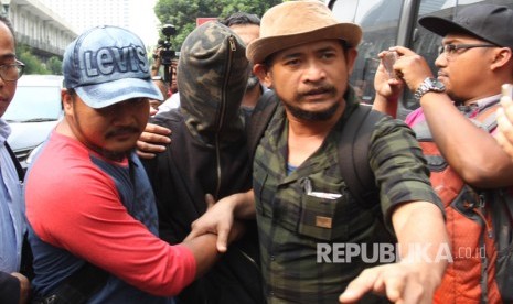 Tersangka kasus narkotika, Axel Matthew Thomas (tengah/mengenakan penutup wajah) tiba di rutan narkoba Polda Metro Jaya, Jakarta, Rabu (19/7).